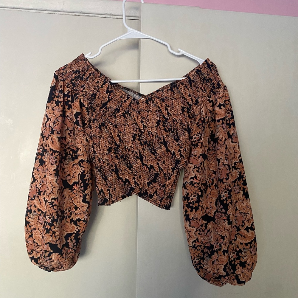 🚫🚫Flying Tomato paisley elastic crop top with puffy sleeves size small